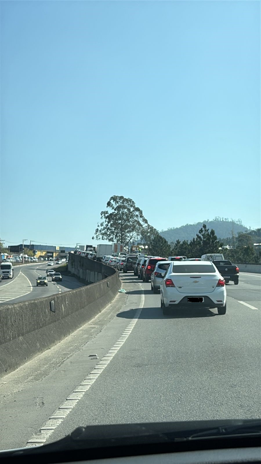 
Acidente causa congestionamento na Mogi-Dutra