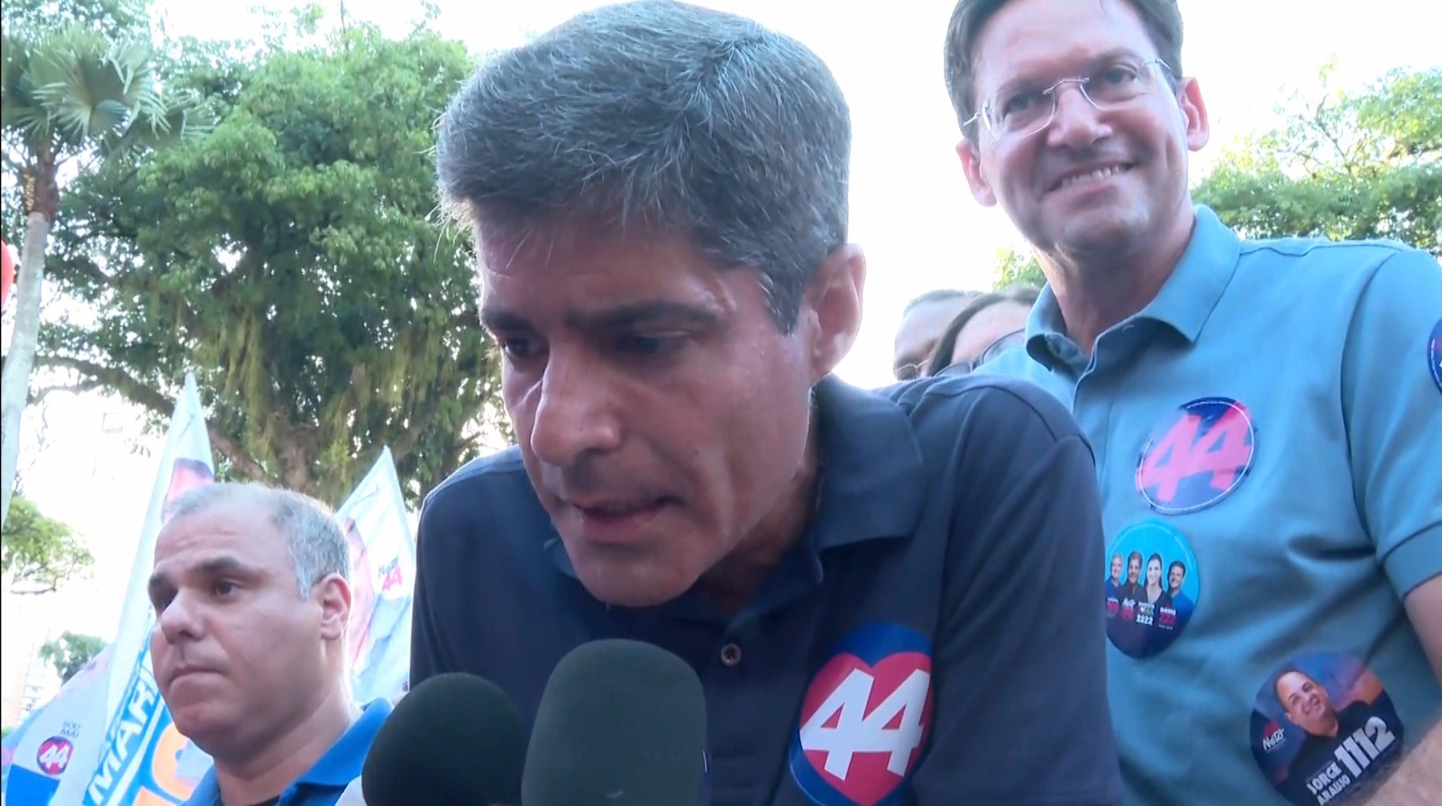 ACM Neto aponta segurança e saúde como prioridades durante caminhada em Salvador