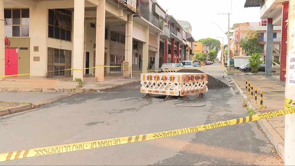 Cratera aberta na Asa Norte, no DF, está aberta há uma semana — Foto: TV Globo/Reprodução