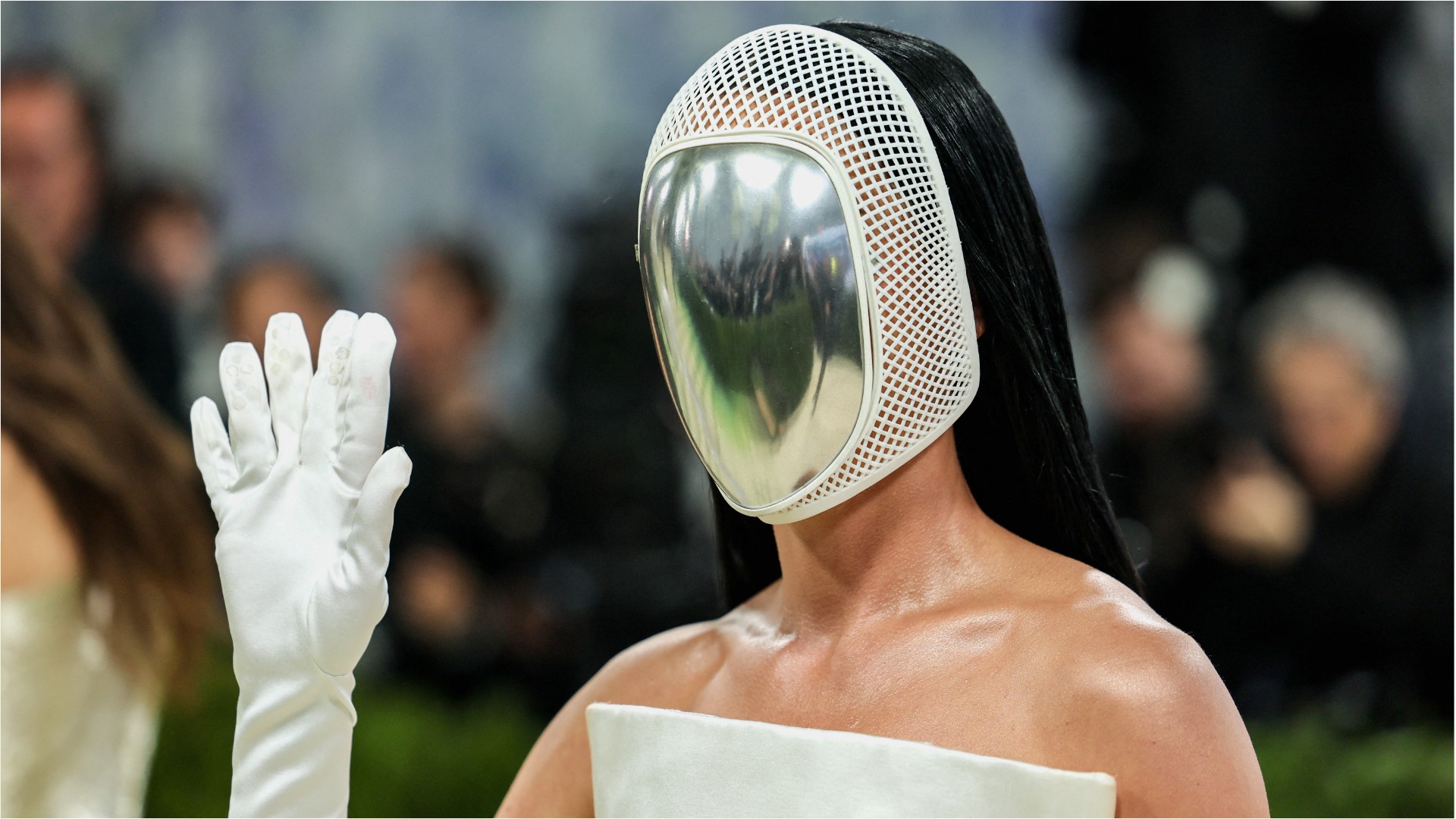 Seis dedos, compromisso com a piada e máscara… O que significa o look de Katy Perry no Met Gala 2026