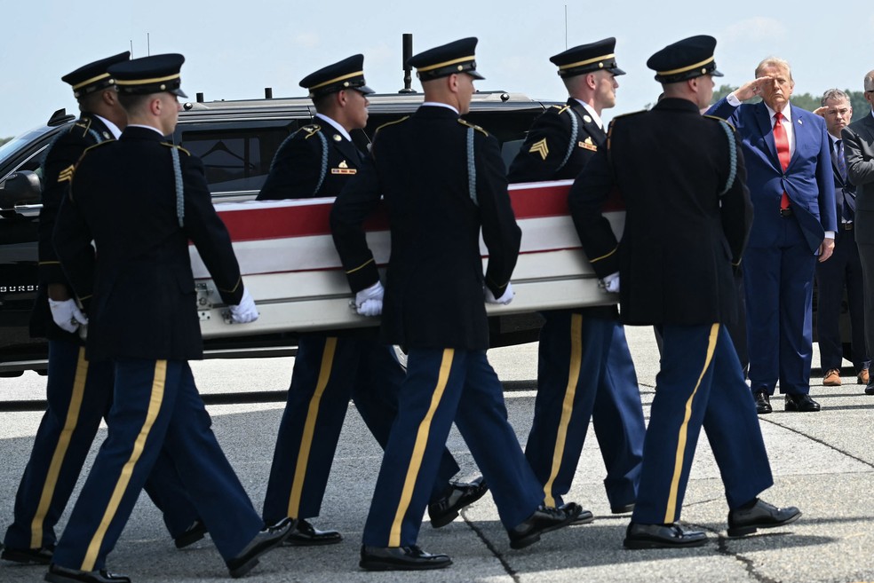 Donald Trump na cerimônia de repatriação dos corpos de militares dos EUA mortos na guerra do Irã — Foto: SAUL LOEB / AFP