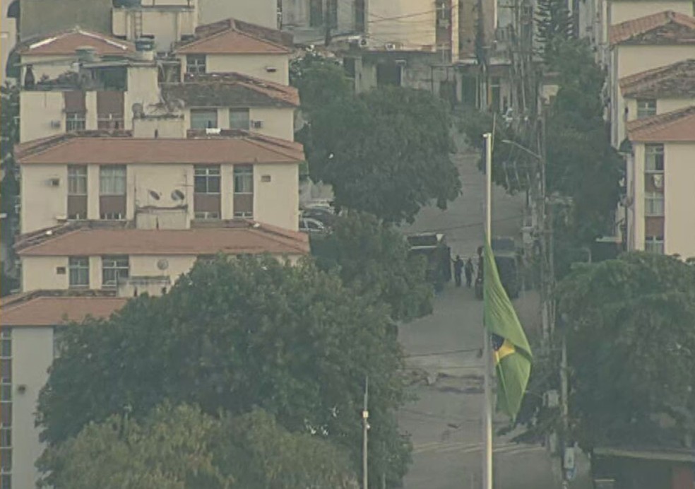 Polícia Civil faz operação na Cidade Alta na manhã desta terça-feira (10) — Foto: Reprodução / TV Globo