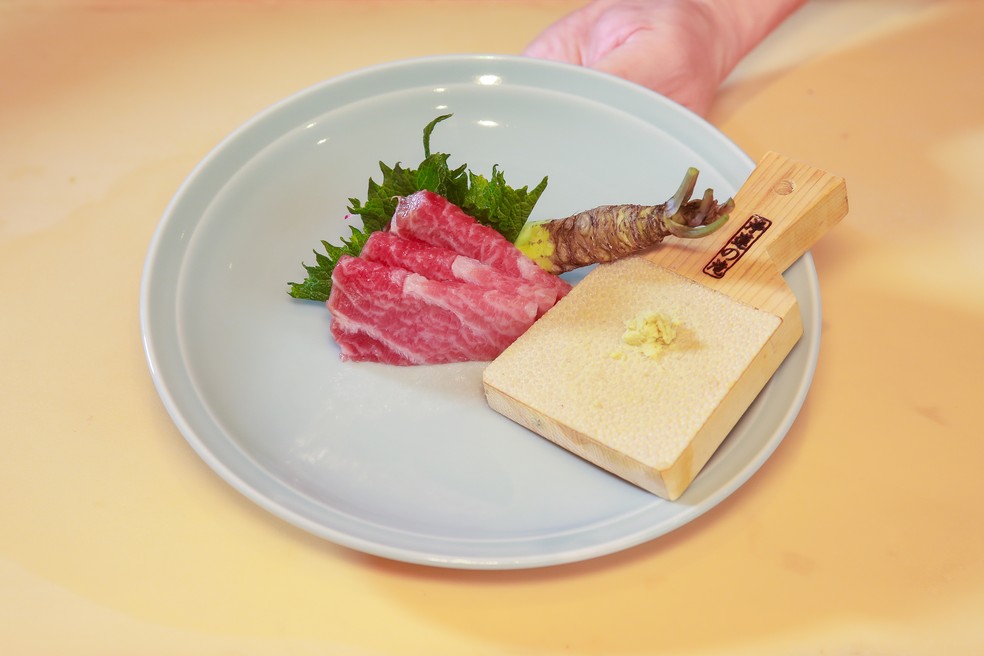 Prato com bluefin servido no restaurante Murakami. — Foto: Celso Tavares/g1