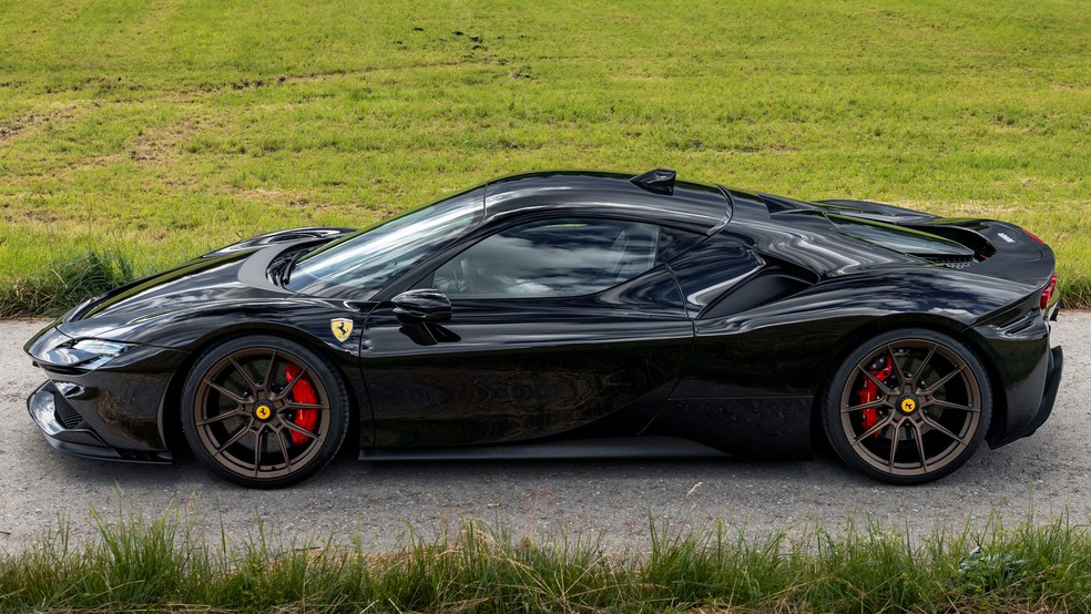 Custando R$ 5.761.323,00, o IPVA da Ferrari SF90 Stradale é de R$ 201.646,31. — Foto: Novitec/Carpixel