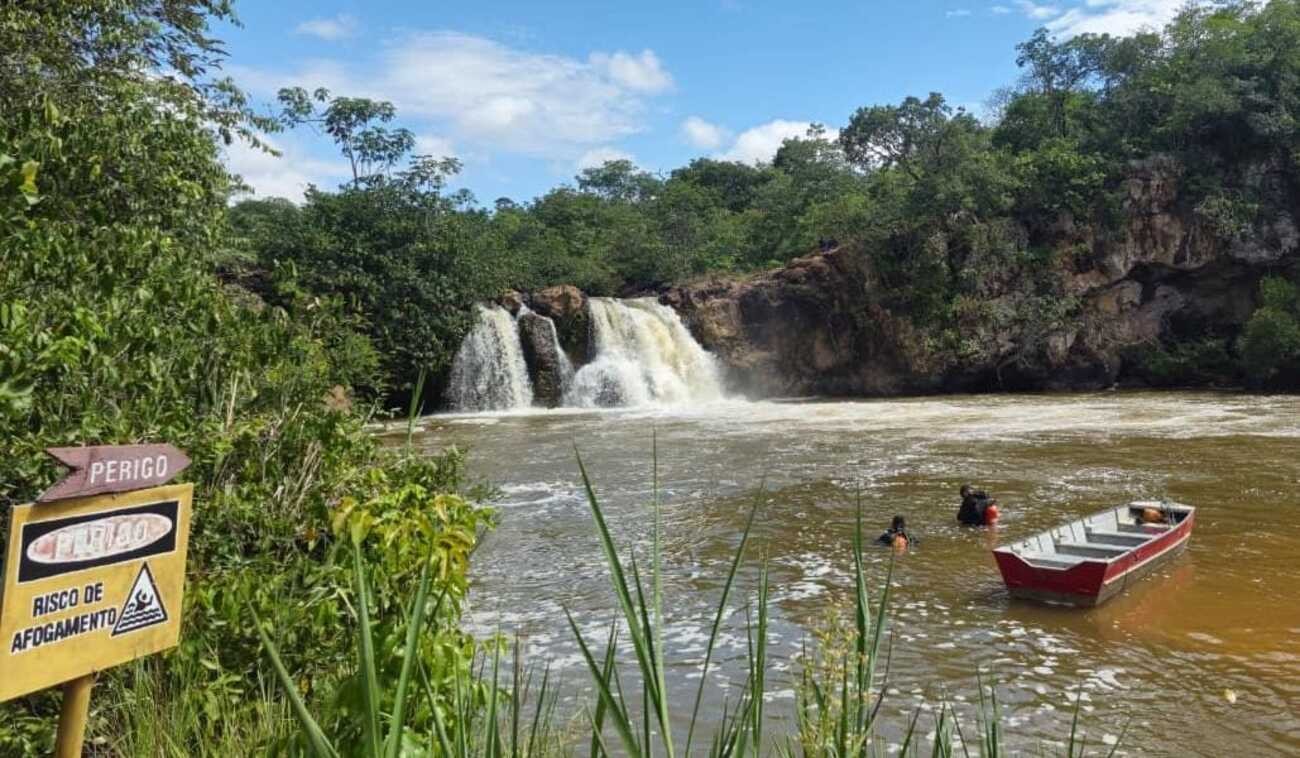 Corpo de rapaz que se afogou enquanto nadava com amigos no rio Pandeiros, em Januária, é encontrado