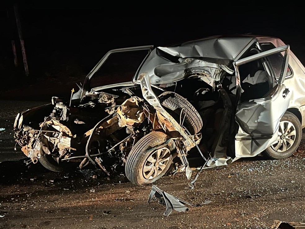 Carro ficou completamente destruído após acidente na Rodovia David Eid, entre Lins e Sabino — Foto: Beno Bond/Nova TV/Reprodução