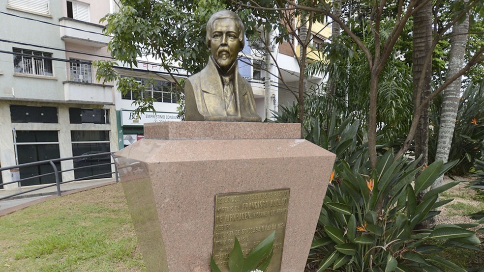 Restos mortais de Visconde de Porto Seguro est�o em monumento no Largo do S�o Bento, no centro de Sorocaba � Foto: Secom / Divulga��o