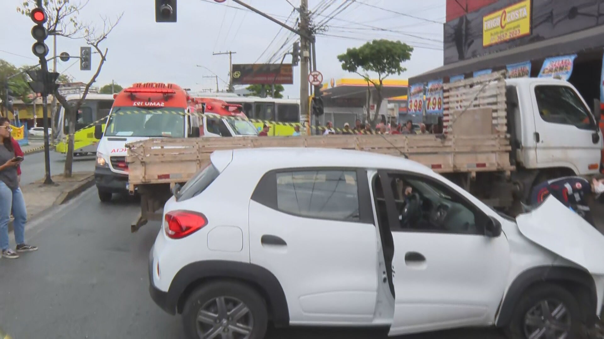 Homem morre prensado por caminhão na porta de frigorífico enquanto voltava do trabalho