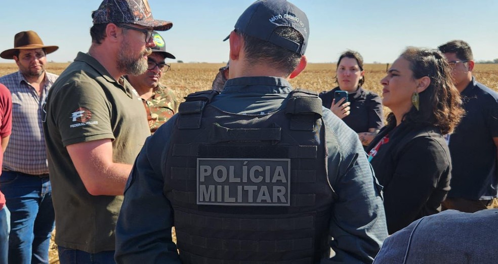 Deputado federal Marcos Pollon (PL) e deputada estadual Gleice Jane (PT) em área de conflito. — Foto: Reprodução