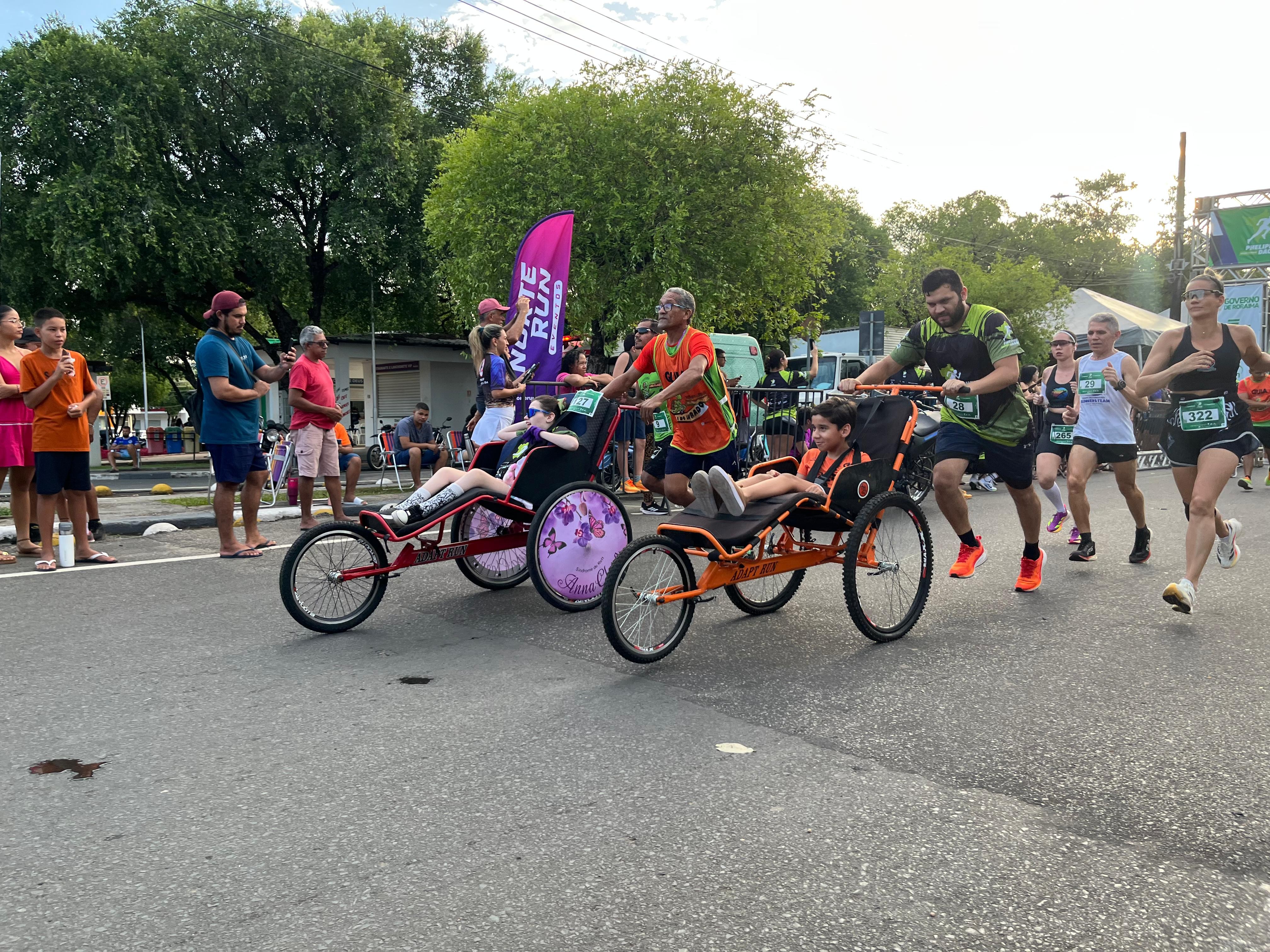 Com síndrome rara e paralisia cerebral, filhos concluem corrida Phelippe Daou com os pais em RR