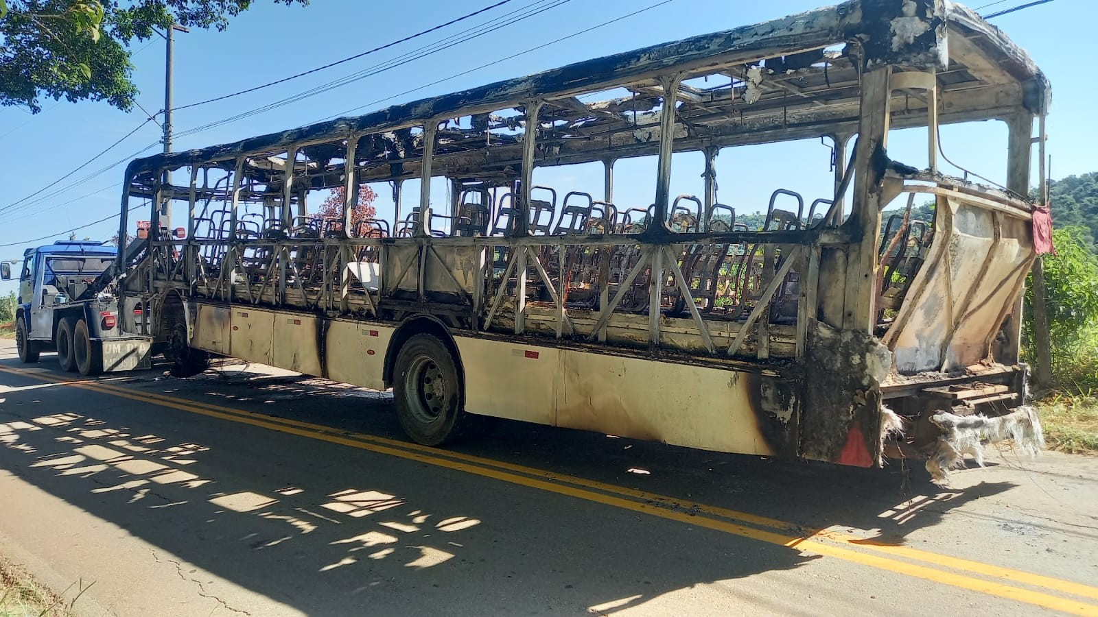 Ônibus do transporte escolar pega fogo em Santa Isabel