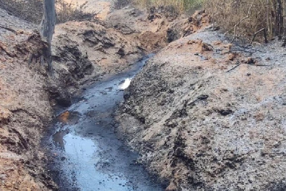 Caminhão-tanque explode após tombar na BR-040, em Barbacena, Zona da Mata