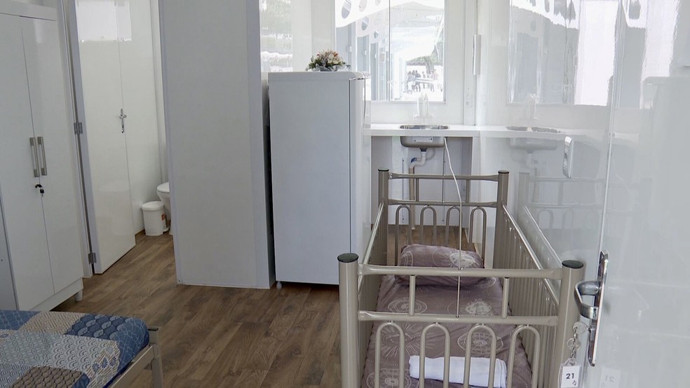 Interior de casa modular na Vila Reencontro Cruzeiro do Sul — Foto: Reprodução/TV Globo