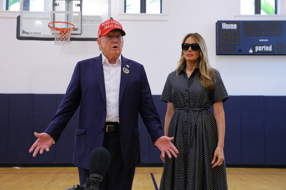 Trump fala com a imprensa após votar em Palm Beach, na Flórida, em 5 de novembro de 2024. — Foto: REUTERS/Brian Snyder