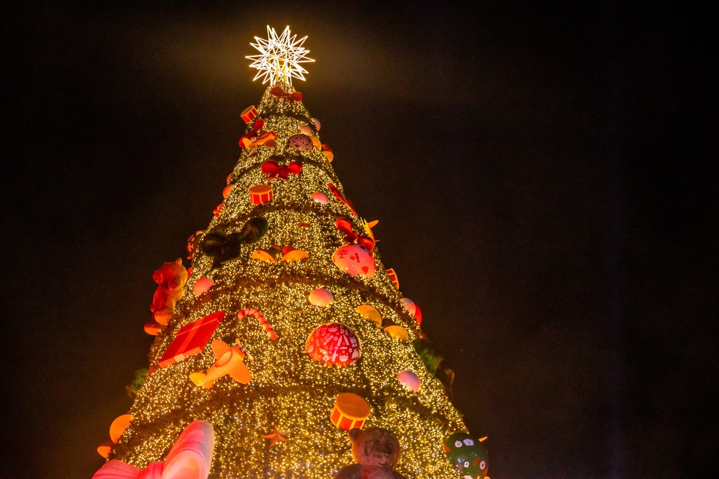 Folhapress - Fotos - Vila de Natal na praça da Sé, centro de São