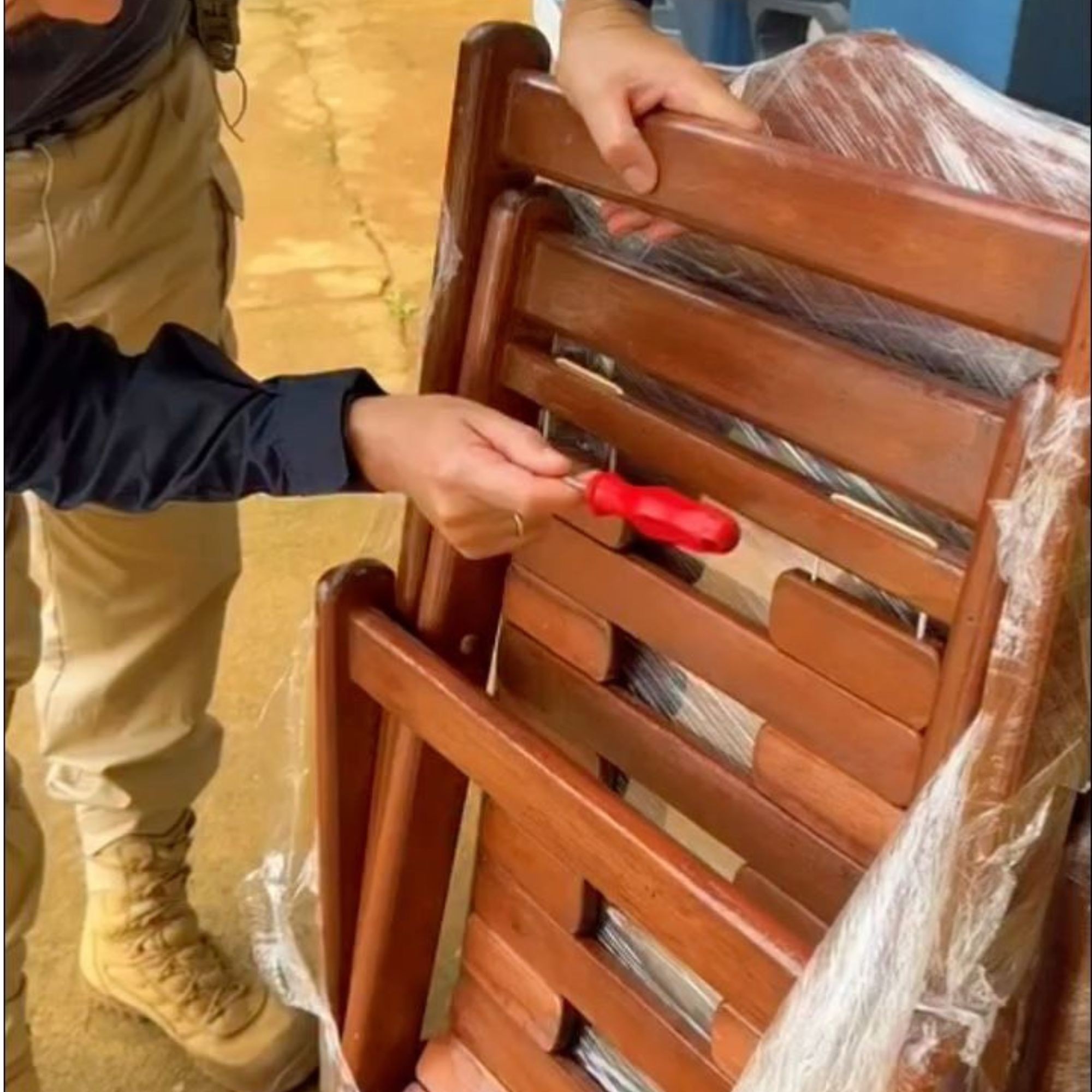 VÍDEO: Polícia encontra droga escondida dentro de cadeiras de madeira em fiscalização em RO