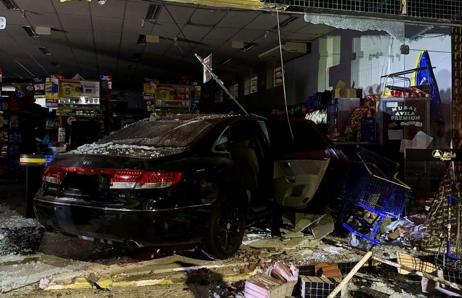 Carro invade supermercado após acidente em Taquari; VEJA VÍDEO 
