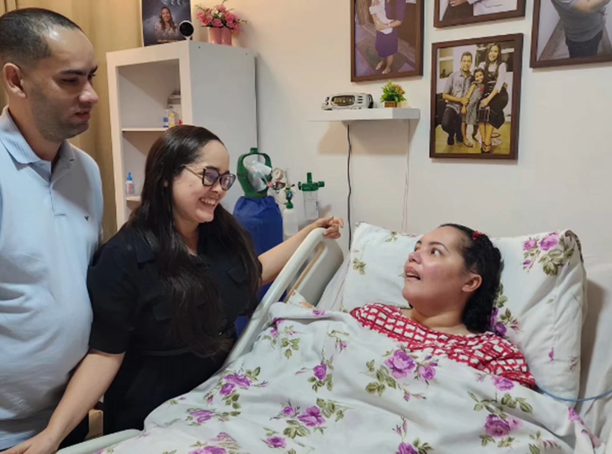 Em home care, Amanda Wanessa recebe visita de amiga cantora gospel quatro anos após acidente; marido diz que sequelas são irreversíveis