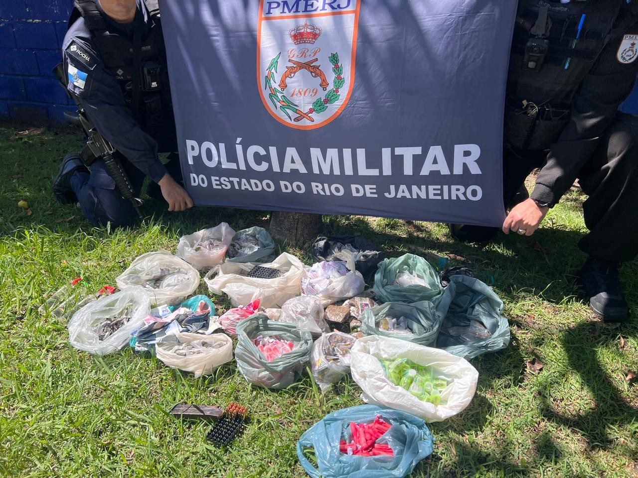 Dois adolescentes são apreendidos com drogas em Resende