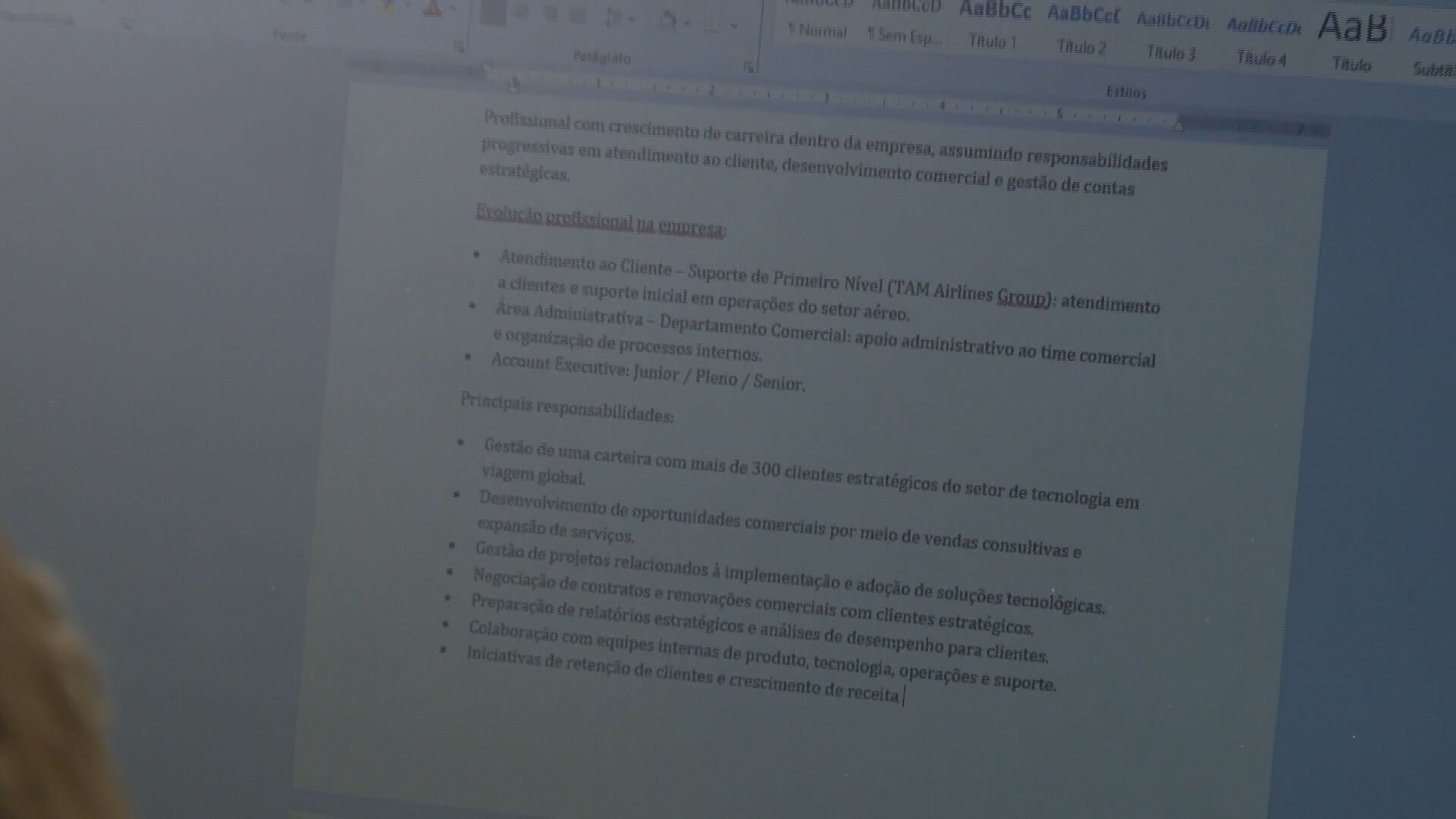 Pesquisa revela que maioria dos brasileiros usa IA para fazer currículo