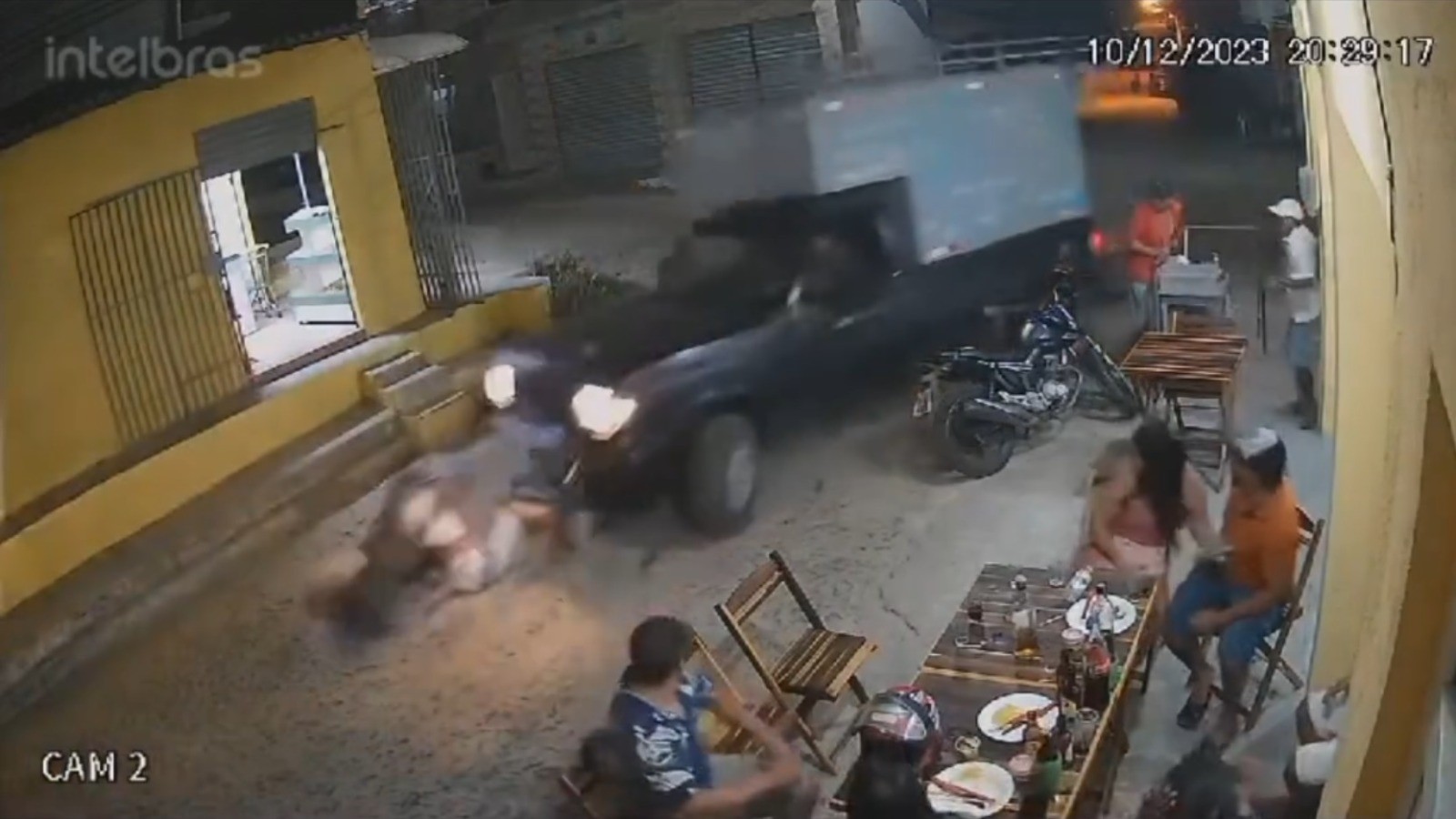 Namorados em moto são atropelados por caminhonete, e motorista foge no Ceará; vídeo