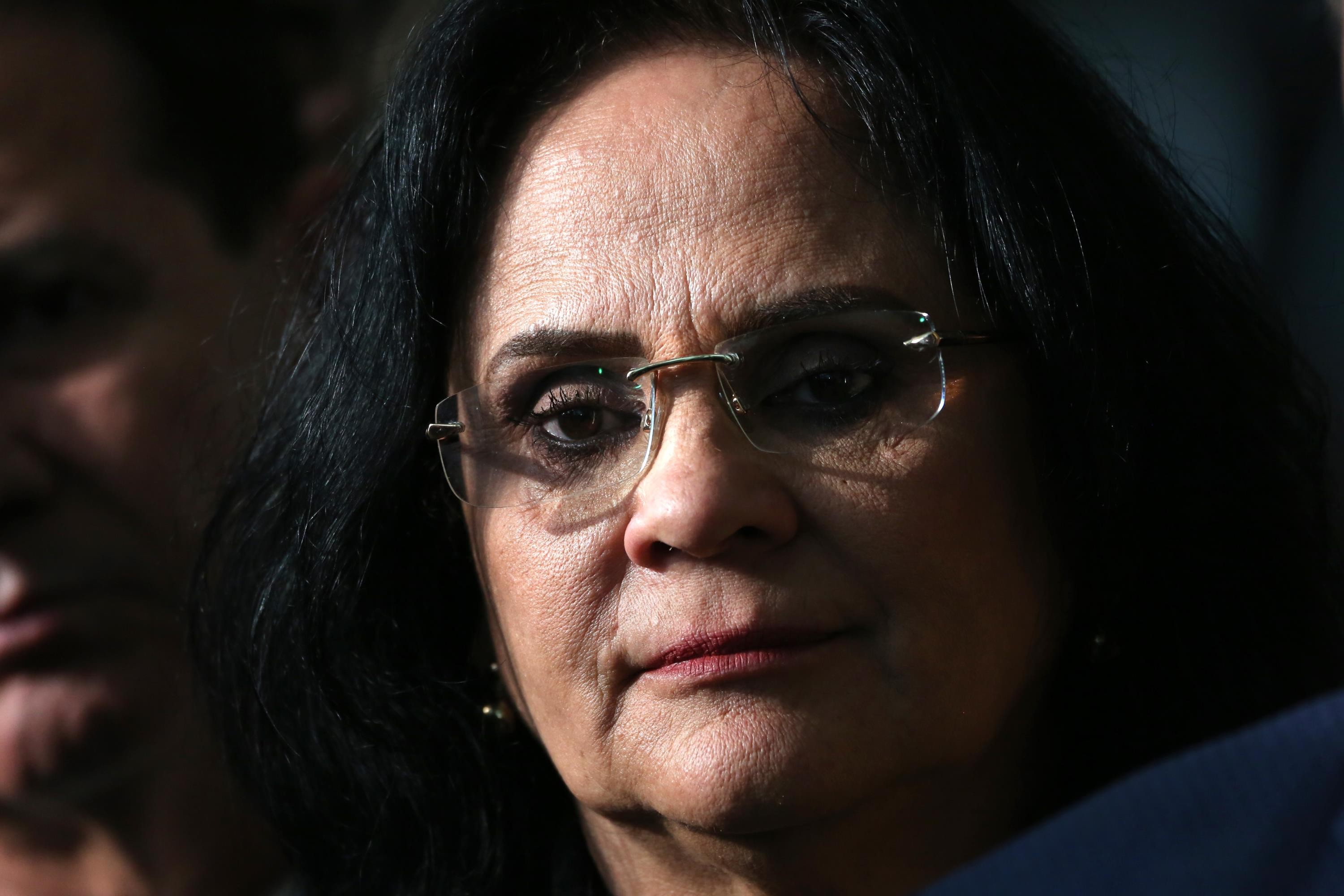 Após visita, Damares diz que Michelle irá responder por Bolsonaro: 'Brigou por seu marido de pijama'