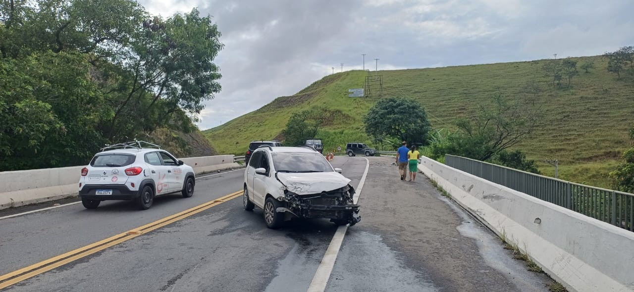 Acidente entre carro e van deixa sete feridos na BR-393, em Barra do Piraí