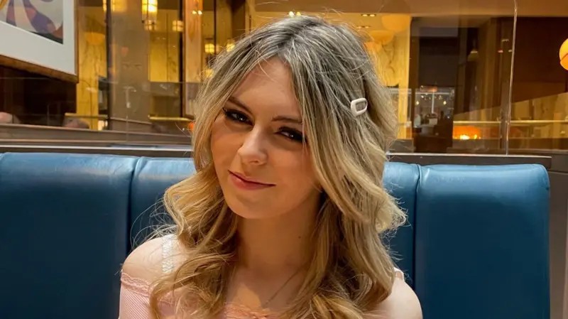 'Os sintomas de câncer de mama da nossa filha foram desprezados pelos médicos porque ela tinha apenas 17 anos'