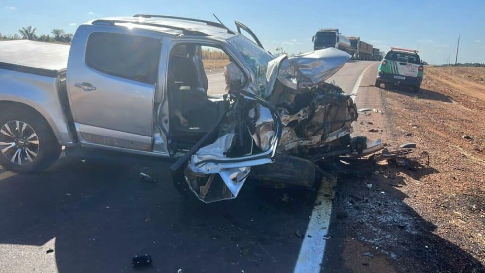 Parte frontal da caminhonete ficou destruída — Foto: divulgação