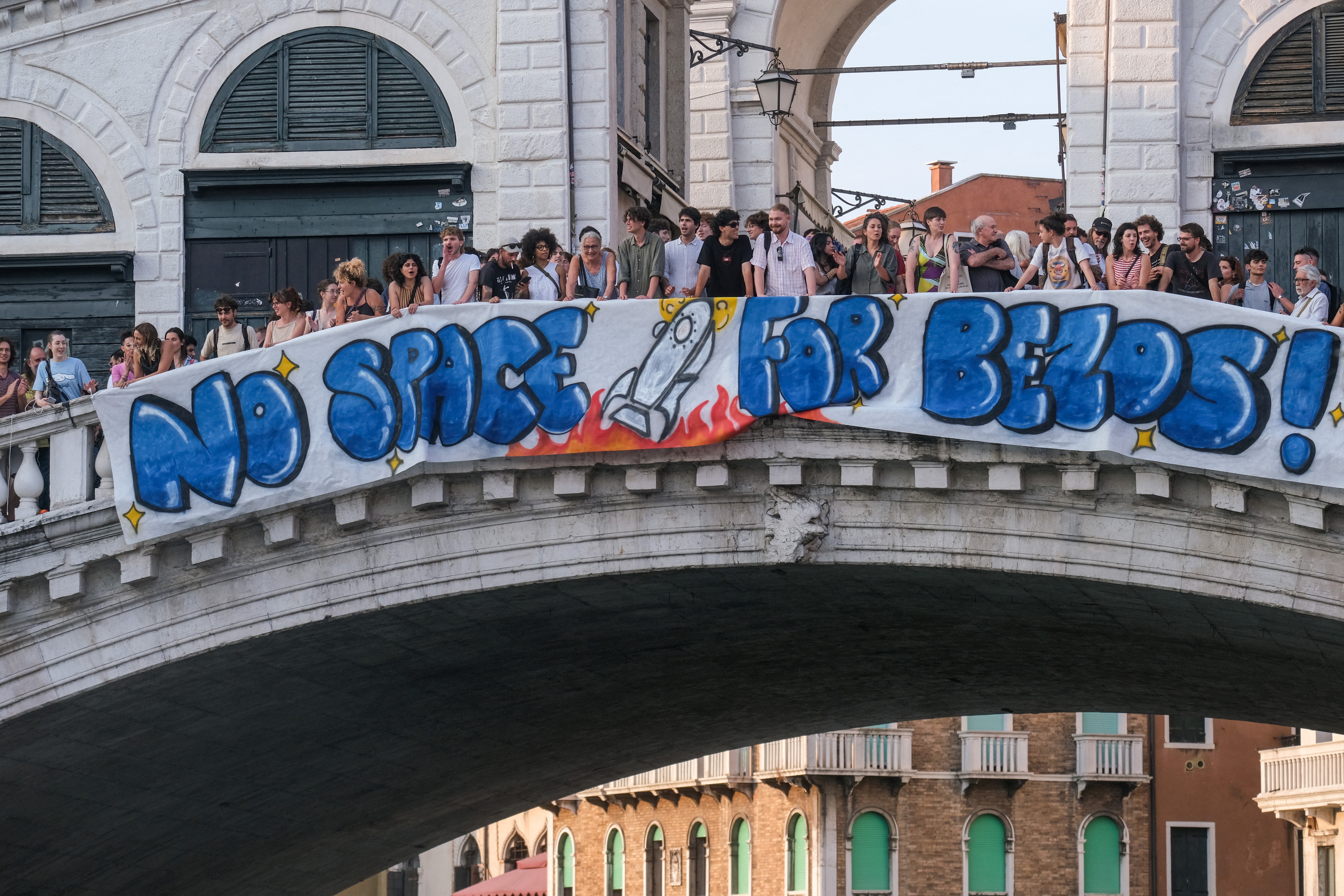 Casamento de Jeff Bezos em Veneza vira alvo de protestos contra turismo em massa: ‘Playground para ricos’