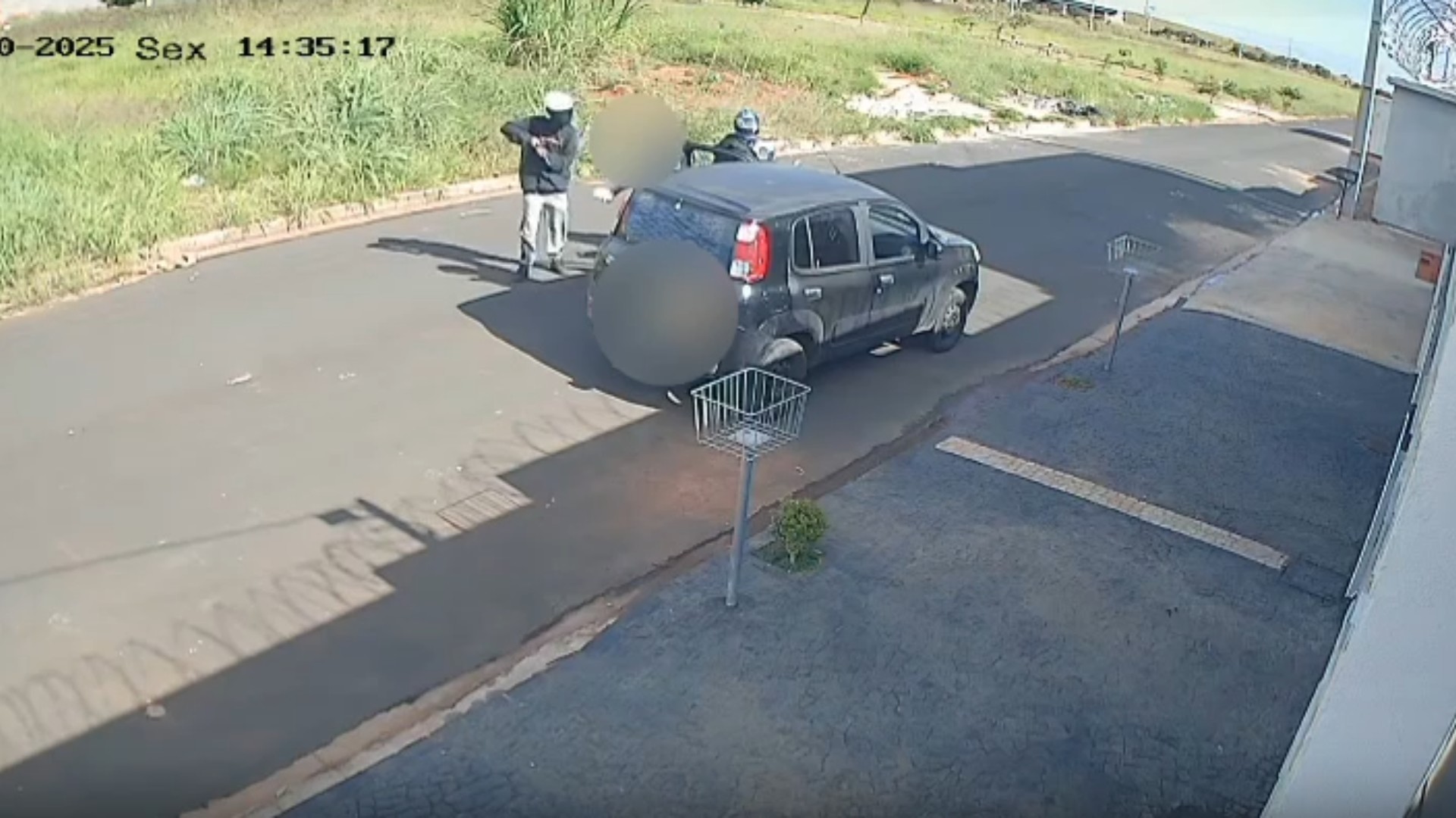 VÍDEO: Assaltantes atraem prestador de serviços com falso orçamento e atiram durante roubo em MG