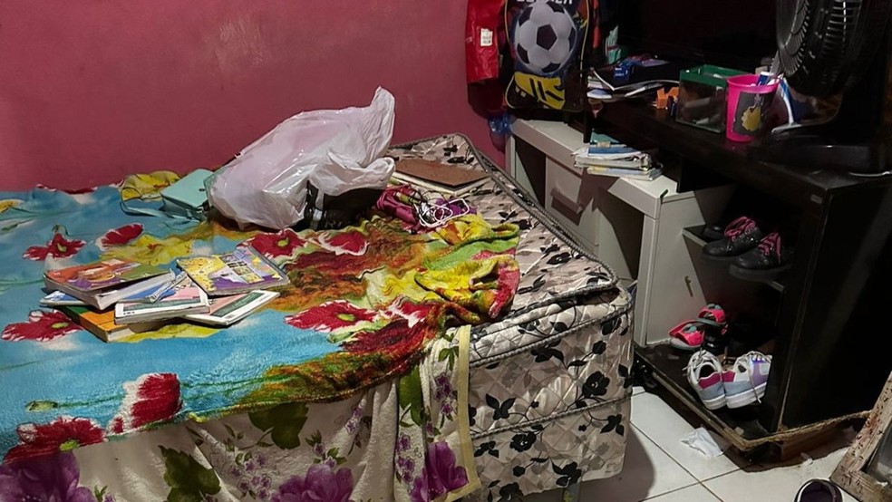 Foto do quarto do suspeito de pornografia infantil em Manaus — Foto:  Divulgação/PF