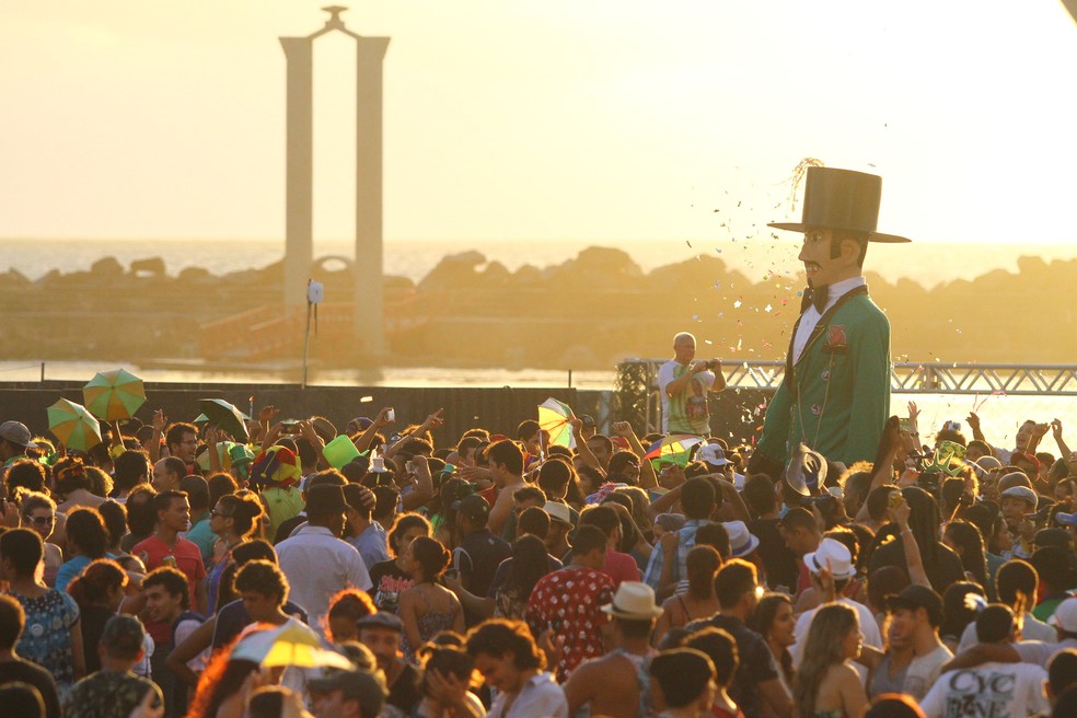 Foliões com sombrinhas de frevo no Marco Zero do Recife — Foto: Diego Nigro/Divulgação PCR