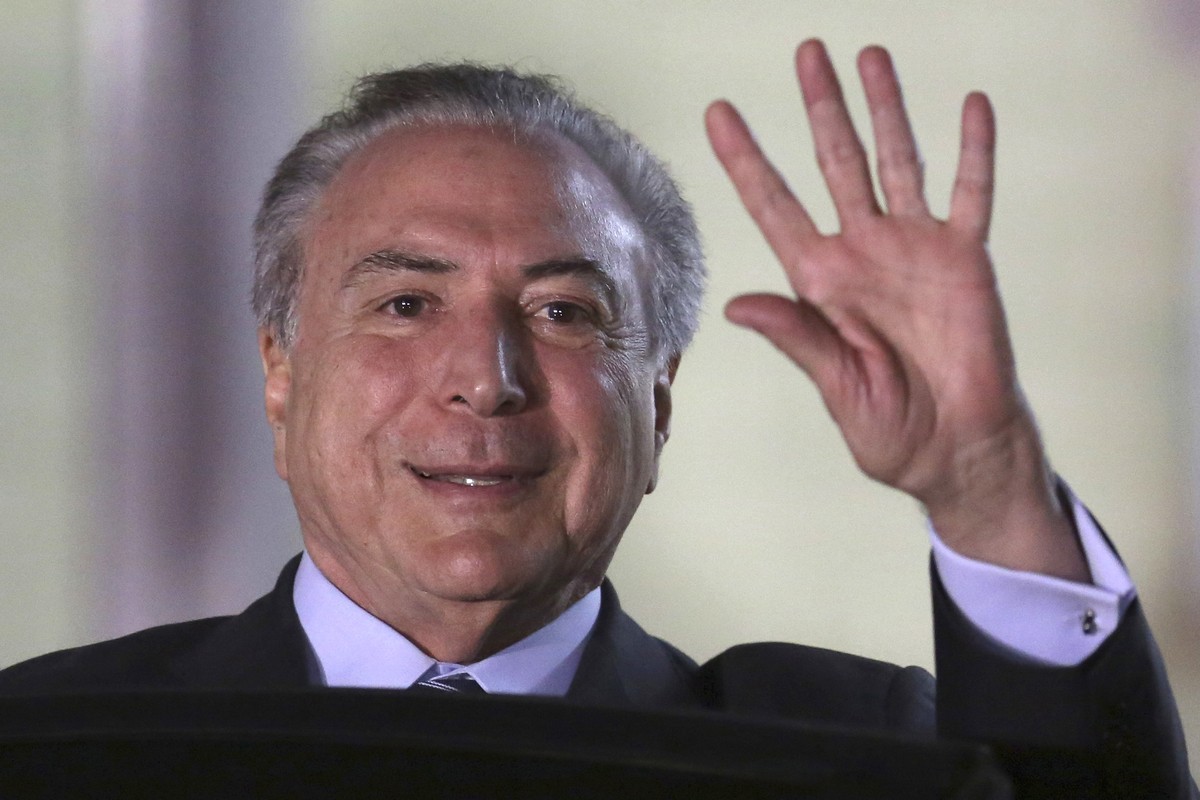 Determinado Político O Presidente Por Exemplo Tomou Determinada Medida Política