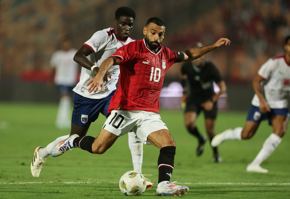 Mohamed Salah chuta ao gol no jogo Egito x Cabo Verde na fase de grupos da Copa Africana de Nações de 2024 — Foto: REUTERS/Amr Abdallah Dals