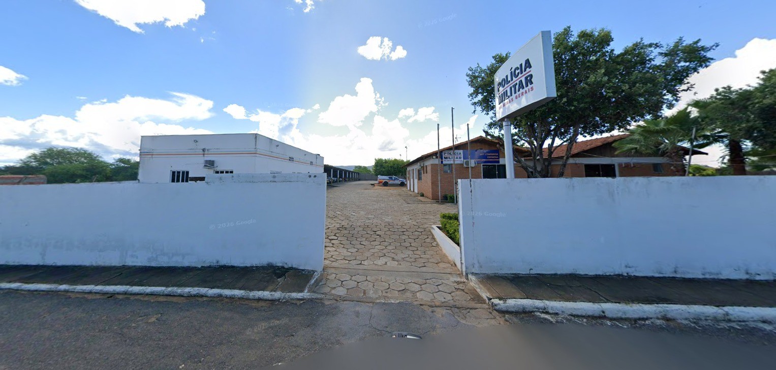 Assaltantes fogem levando sete celulares e 41 relógios de loja em Espinosa