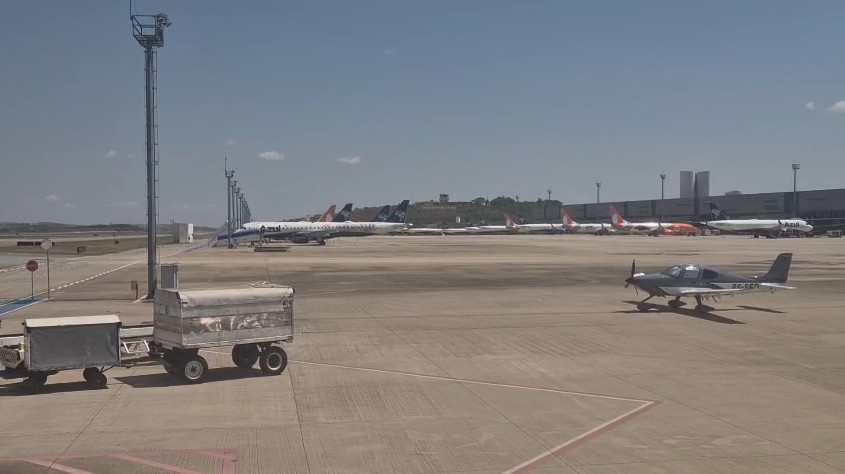 Aeroporto em Confins suspende atividades após problema na pista; voos atrasam e outros são cancelados