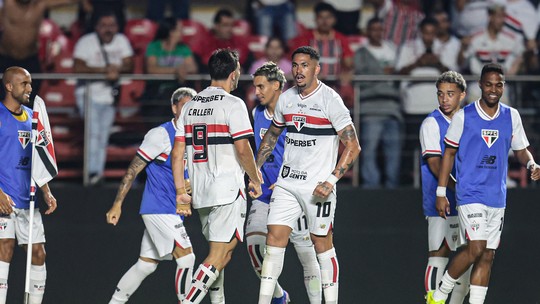 São Paulo bate o Flamengo de virada São Paulo bate o Flamengo de virada Atlético-MG e Palmeiras ficam no empate Na volta de Zubeldía, Fluminense vence o Grêmio