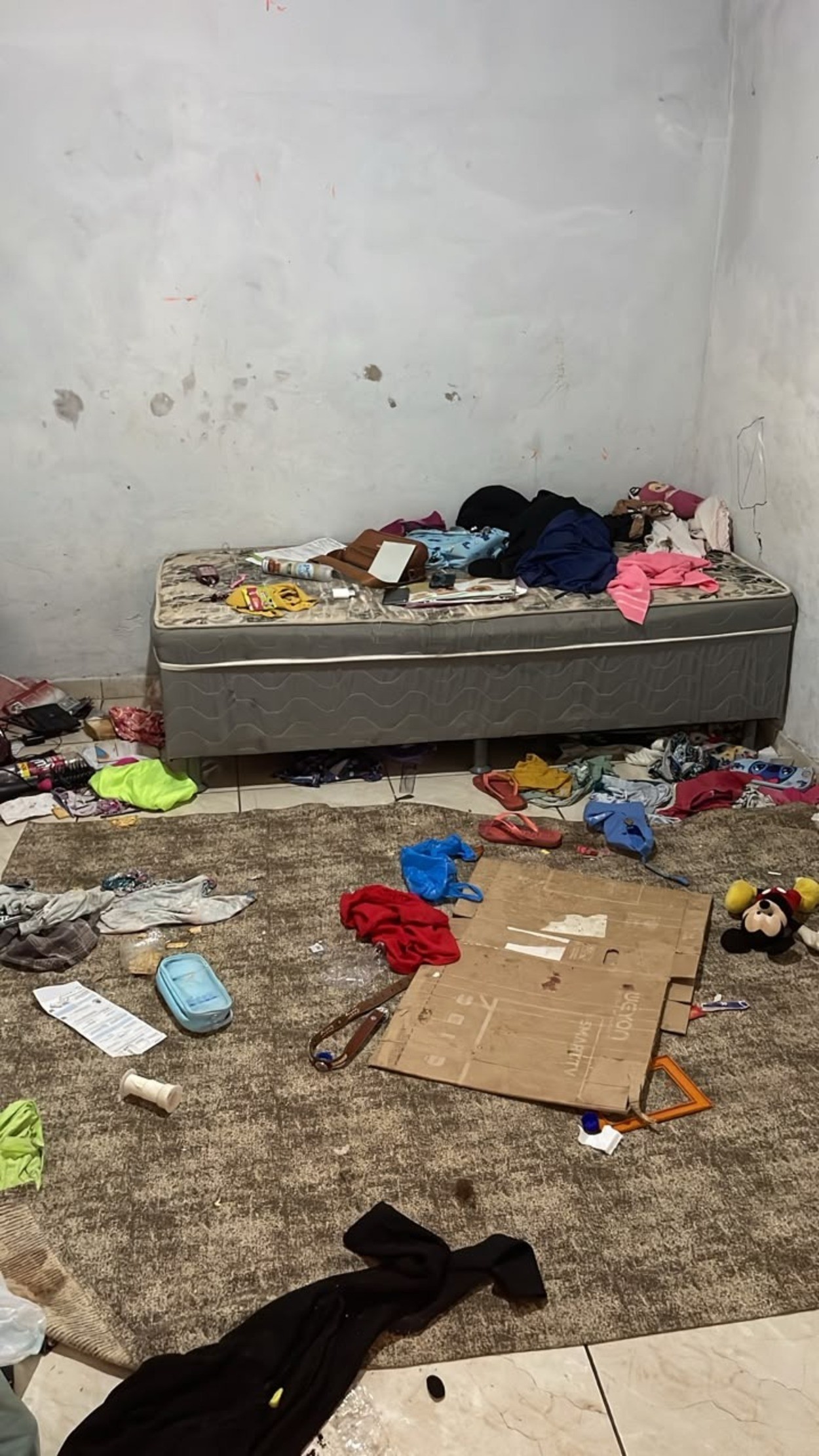 Filhos são presos por maus-tratos a mãe cadeirante em Montes Claros; casa tinha condições precárias de higiene
