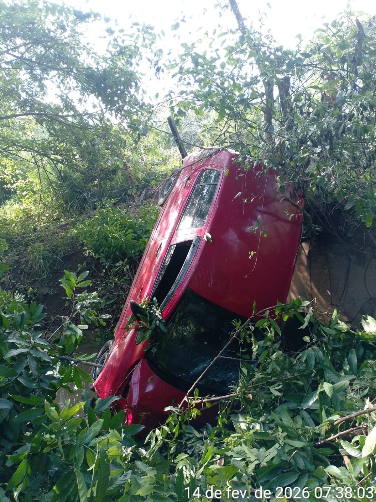 Carro cai em córrego após sair da pista na RJ que liga Natividade a Porciúncula