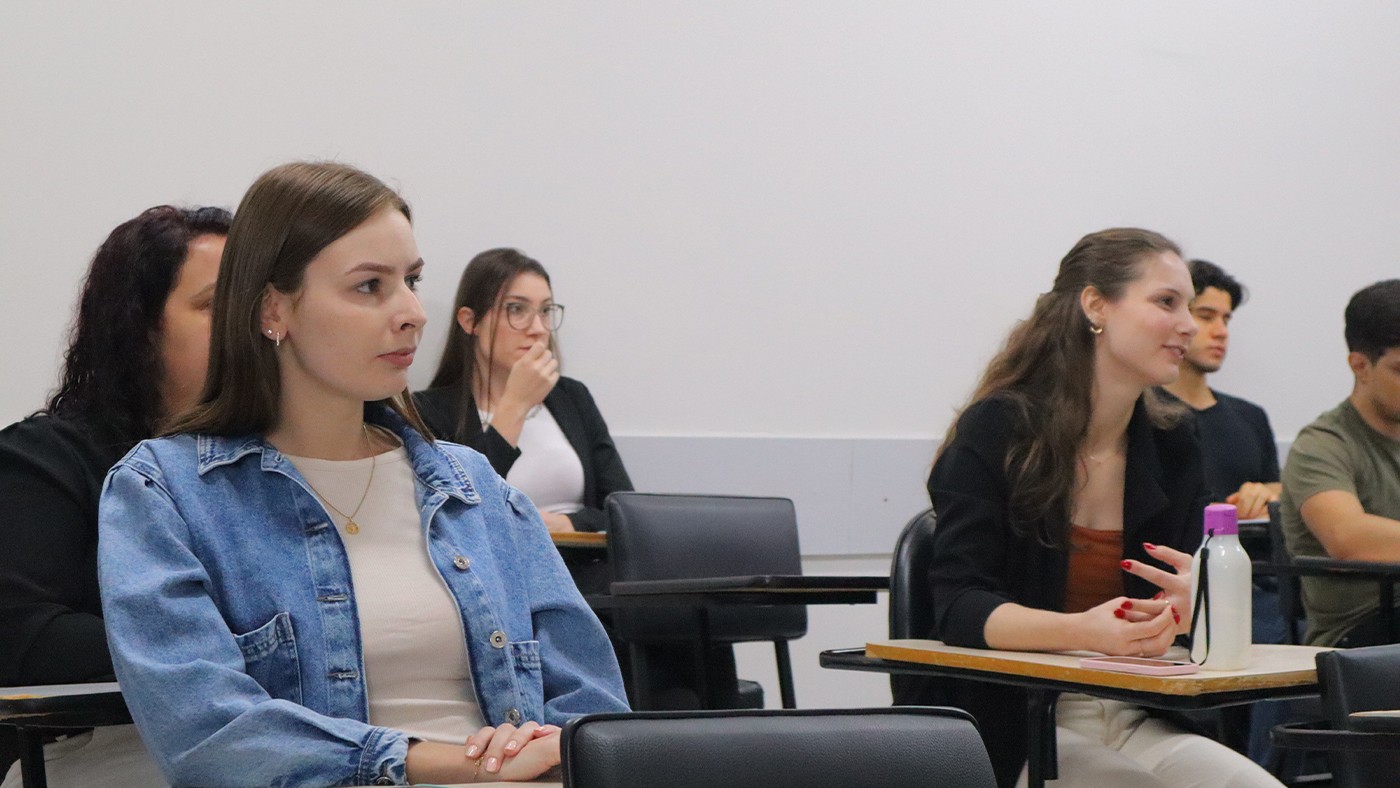 Pós-graduação EAD ou presencial: vantagens e desafios de cada modelo