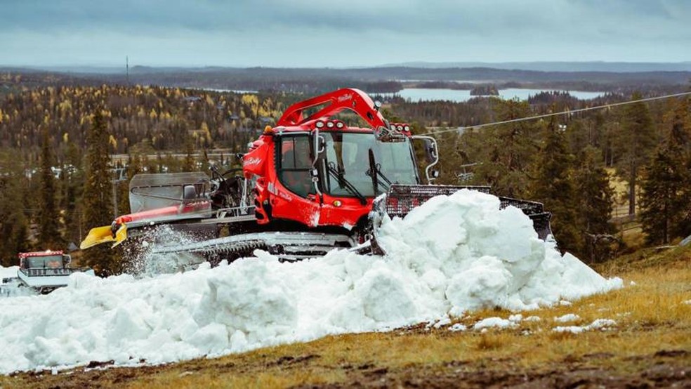 Máquina recolhe neve no fim da temporada em Ruka, na Finlândia. — Foto: BBC