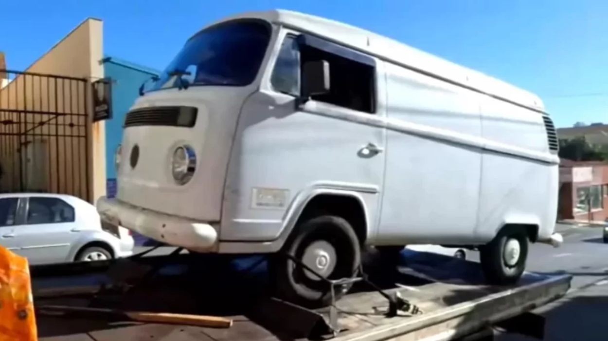 VÍDEO: Kombi pode ter sido usada em furtos em cemitério; escultura de R$ 40 mil foi levada