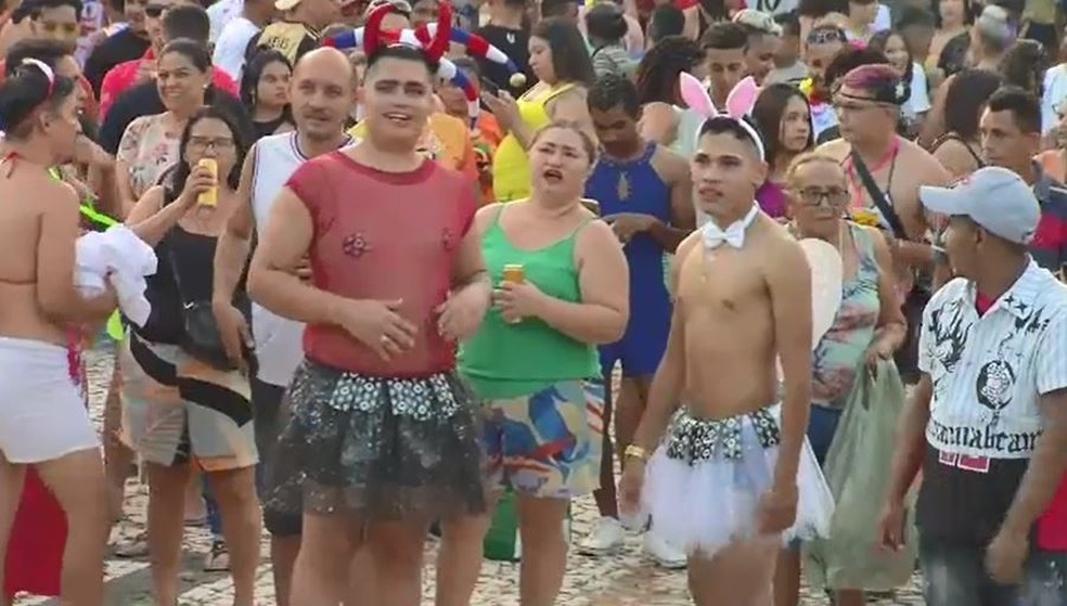 Desfile das Virgens leva homens vestidos com fantasias femininas para as ruas do Crato, no Ceará. — Foto: Reprodução/TV Verdes Mares