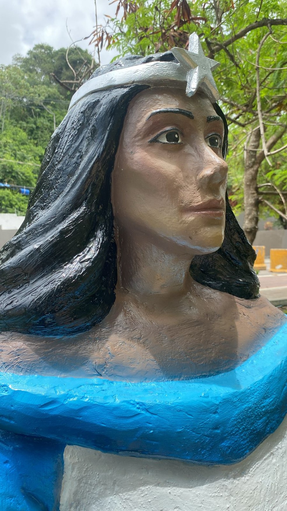 Estátua de Iemanjá ganhou revitalização feita por simpatizante — Foto: Fágner Alisson