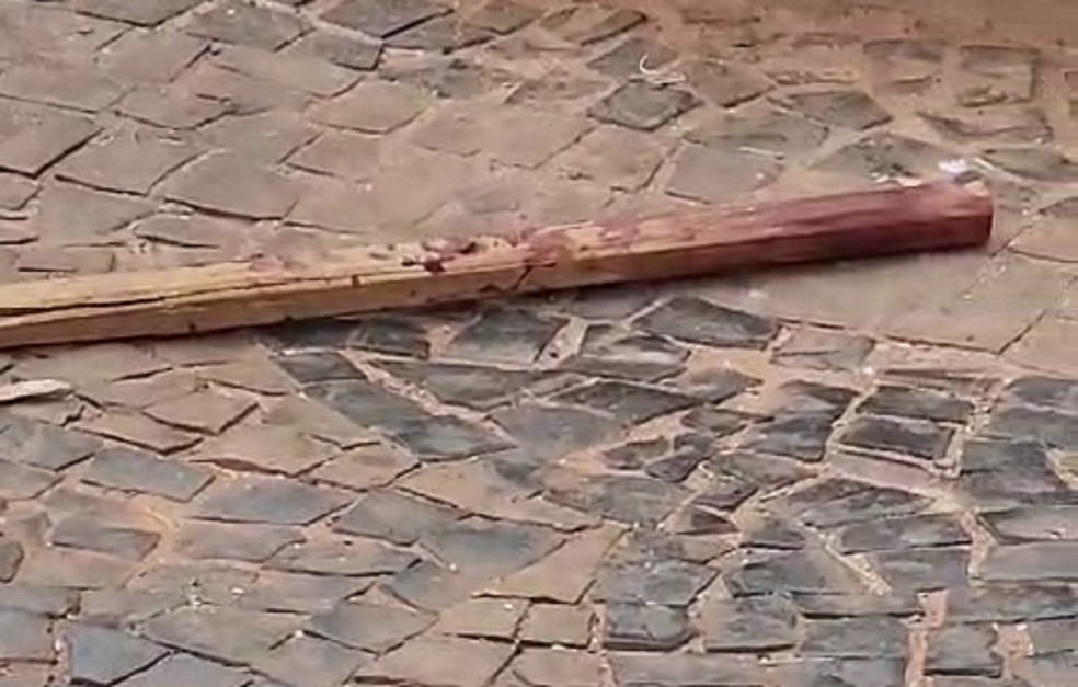 Morador de rua é morto a facadas na Praça da Matriz, em Presidente Epitácio (SP) — Foto: Marcelo Casarini