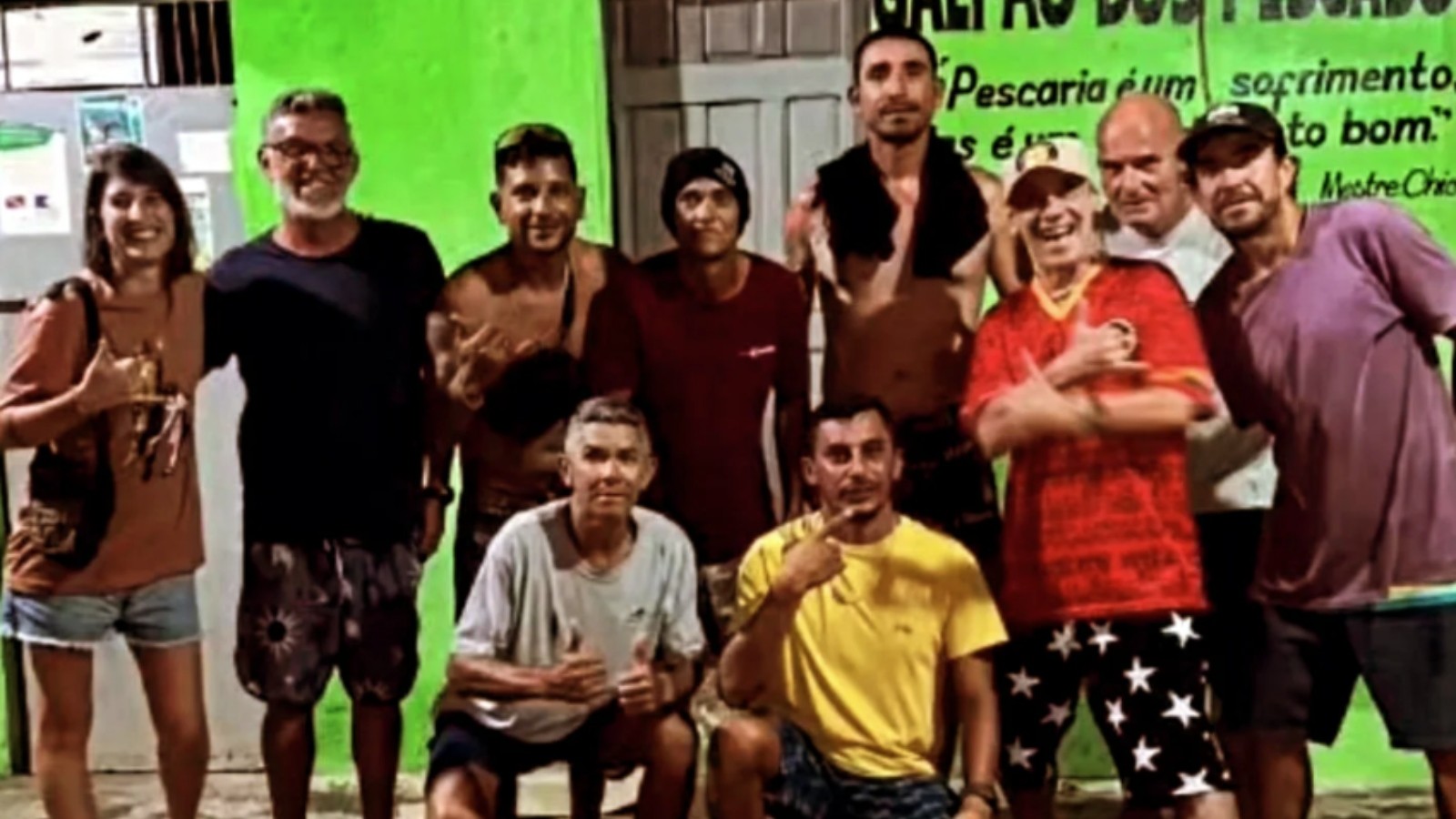 Manu Chao faz 'show particular' para comunidade de pescadores em praia do Ceará; vídeo