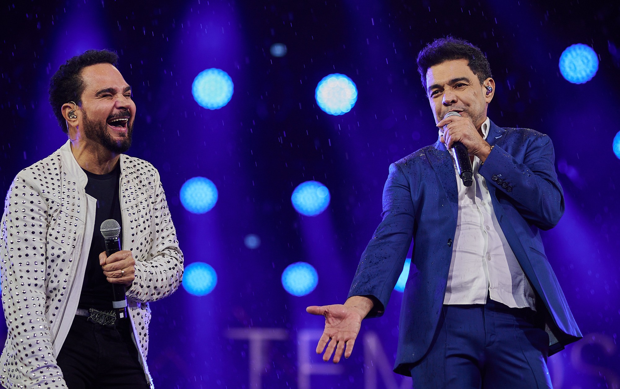 Zezé Di Camargo e Luciano ignoram chuva e entregam tudo na arena lotada de Barretos