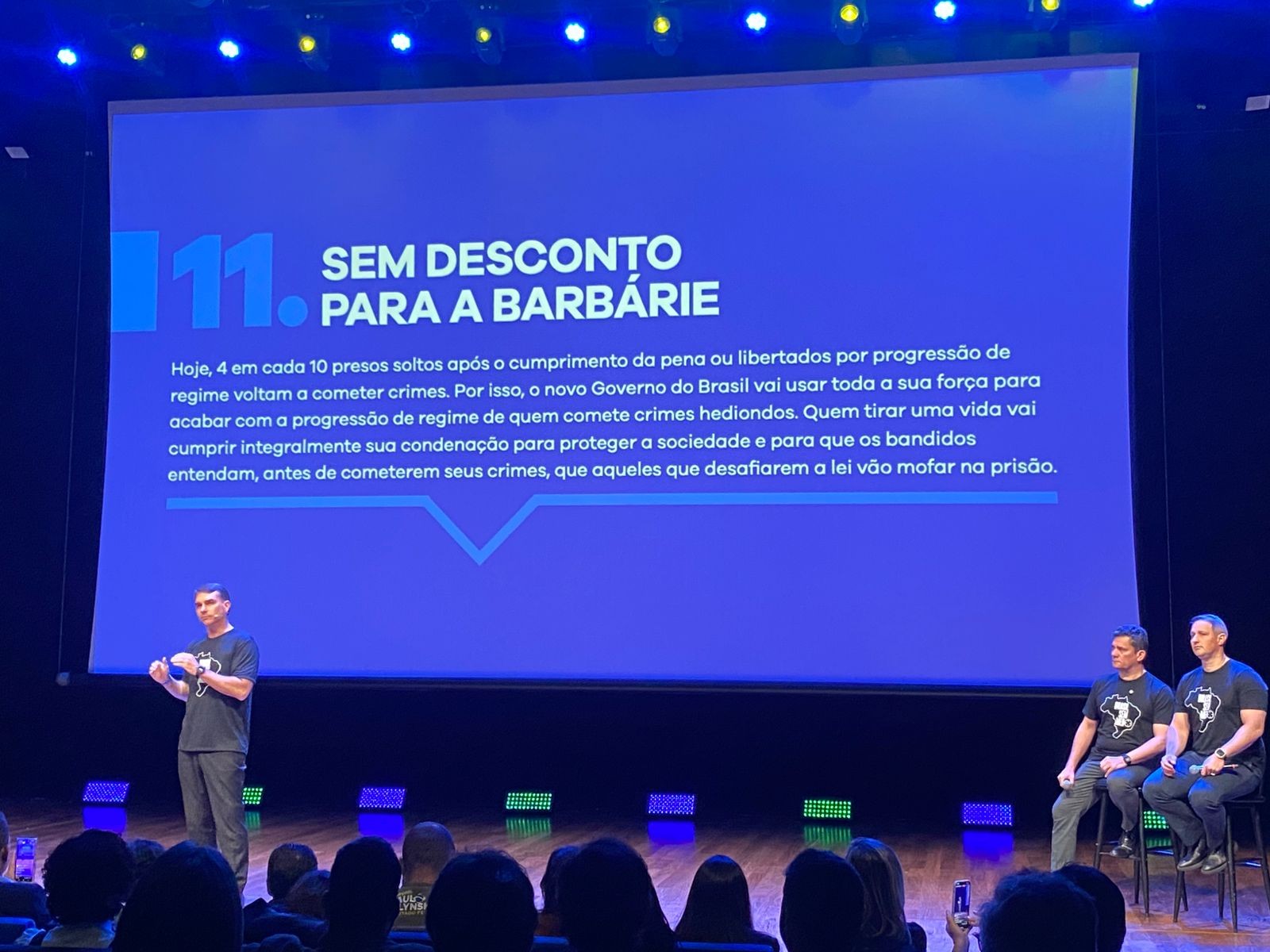Flávio Bolsonaro lança pacote de segurança com redução da maioridade penal e castração química