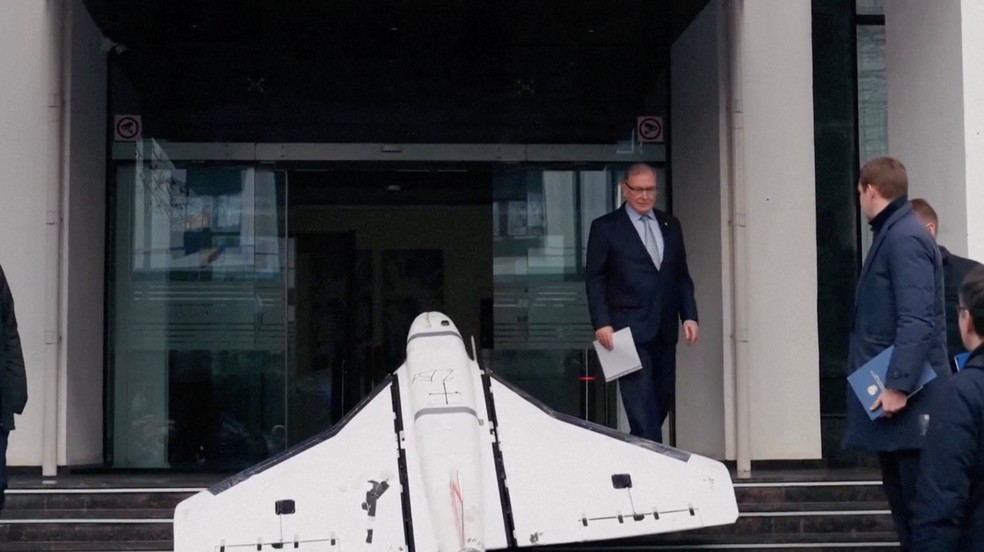Embaixador da Rússia na Moldávia, Oleg Ozerov, observa drone russo, em 26 de novembro de 2025, que o governo moldavo acusa de ter invadido seu espaço aéreo no dia anterior. — Foto: Ministério das Relações Exteriores da Moldávia/Divulgação via REUTERS